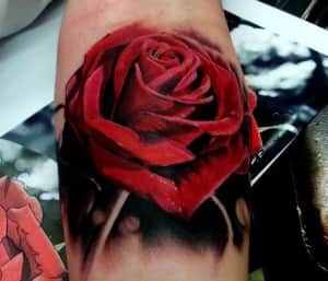 фото татуировки розы на руке