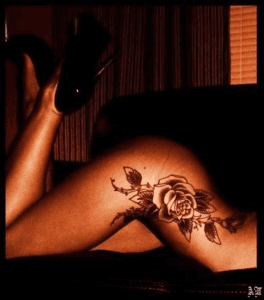 фото татуировки розы на бедре