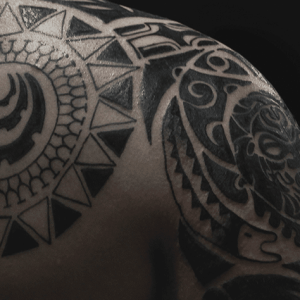 Татуировки для мужчин в стиле полинезия