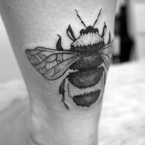 Тату пчелка на ноге