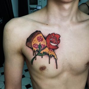 Тату пиццы и розы на груди
