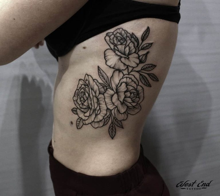 Татуировка алая роза на спине для девушки