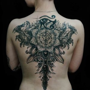 Татуировки с орнаментом на спине