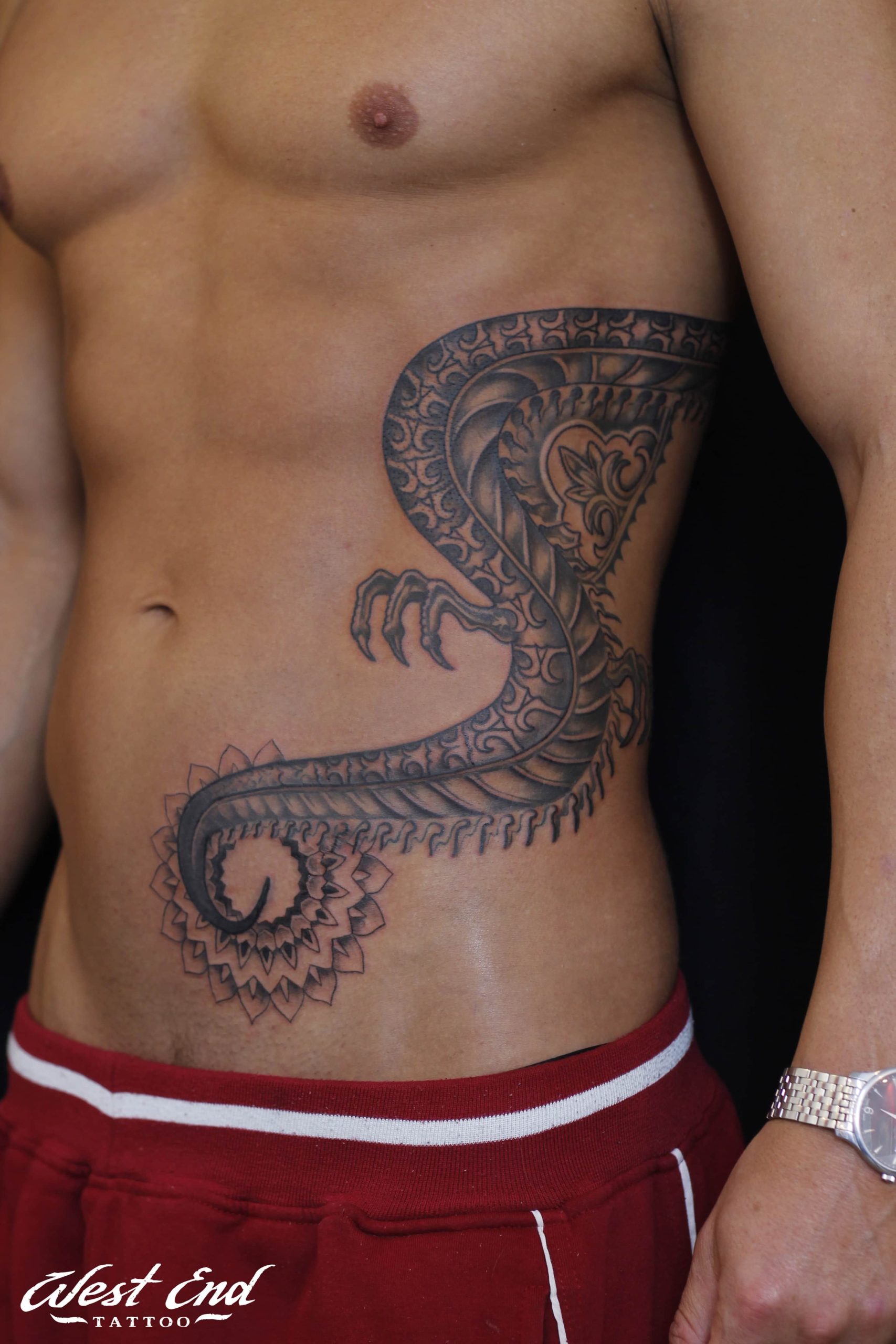 Мужские татуировки на животе