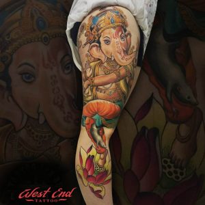 Цветной тату слон на руке