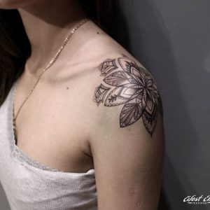 Татуировки для девушек в стиле абстракция