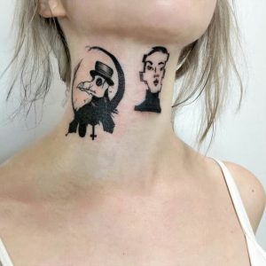 Татуировка черного цвета на шее