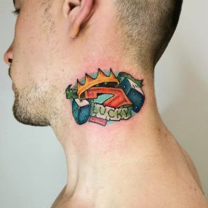 Татуировка цветная на шее