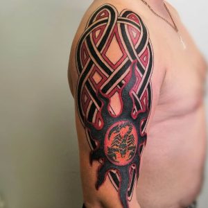 Татуировка на плече большого размера