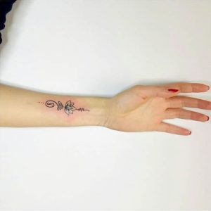Татуировка лилия на запястье