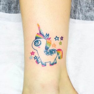 Цветная татуировка единорога на ноге