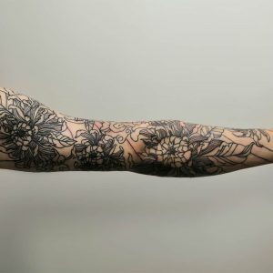 Татуировка цветы во всю руку