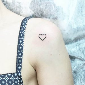 Татуировка сердце на плече