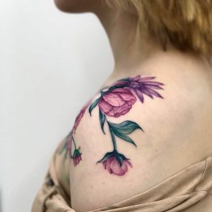 Татуировка цветы на плече