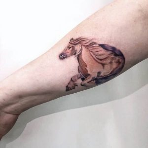Татуировка лошади на запястье
