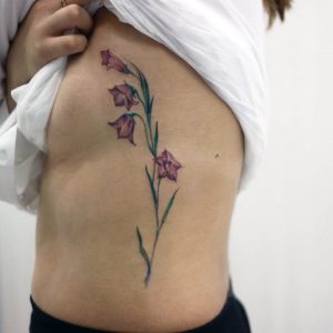 Татуировка цветы на ребрах