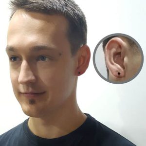 Классический прокол мочки уха у мужчин