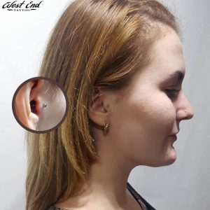 Прокол женского уха