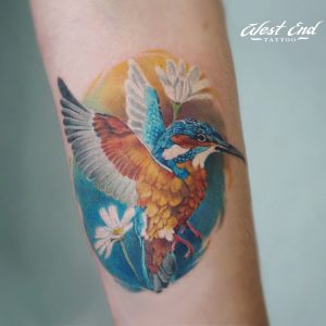 Тату колибри цветная на руке