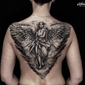 Тату боевой ангел реализм на спине женская татуировка
