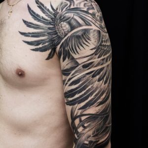 Тату реализм мужское плечо черно белая татуировка