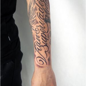 Татуировки надписей на руке