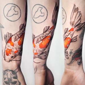 Татуировка рыбы на мужской руке