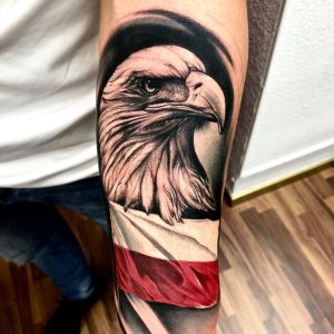 Татуировка орла на мужском предплечье