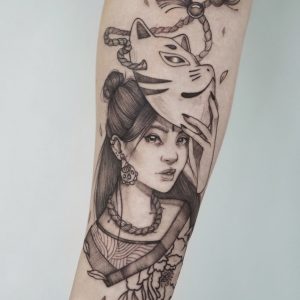 Татуировка на руке портрет девушки ч/б