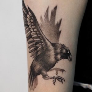 Татуировка черного орла на руке