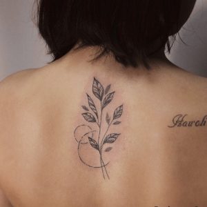 Татуировка цветочков на женской спине