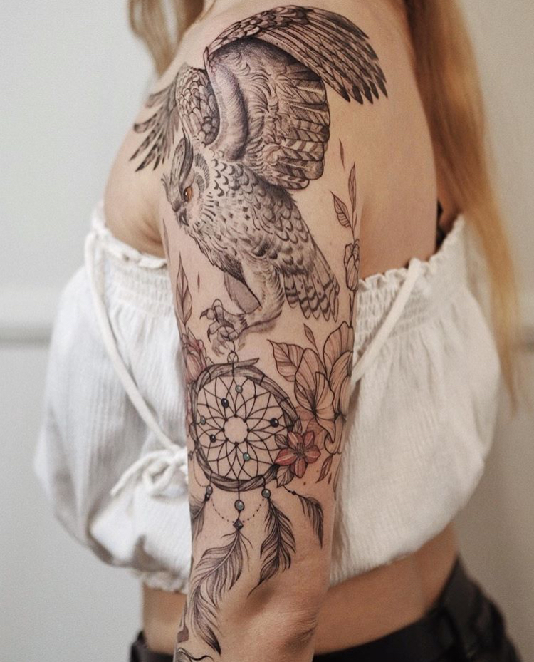 Татуировка ловец снов и орел на женском плече