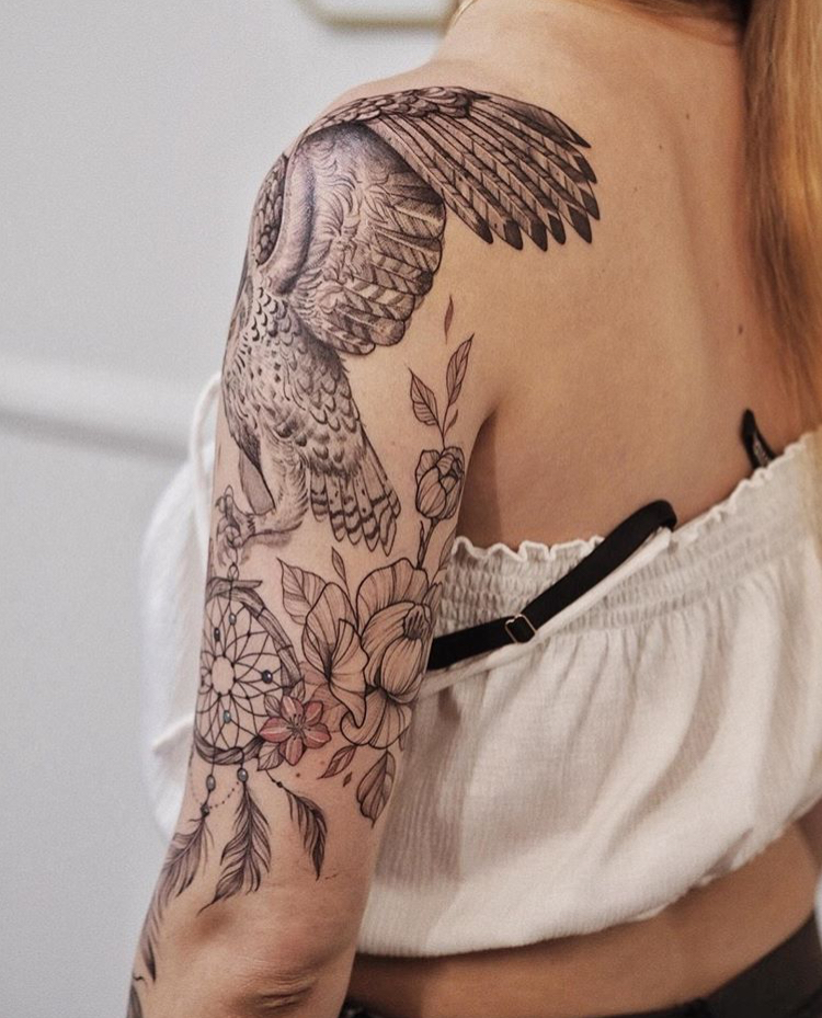 Татуировка ловец снов и орел на женском плече