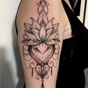 Татуировка орнамент на женском плече