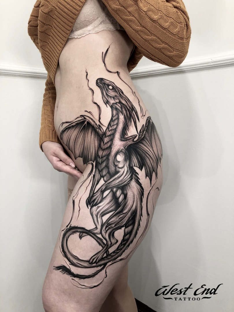Татуировка большого дракона на женском бедре: фото – работа выполнена в тату студии «West End» (СПб)
