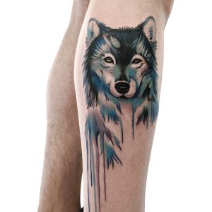Татуировка волка на голени