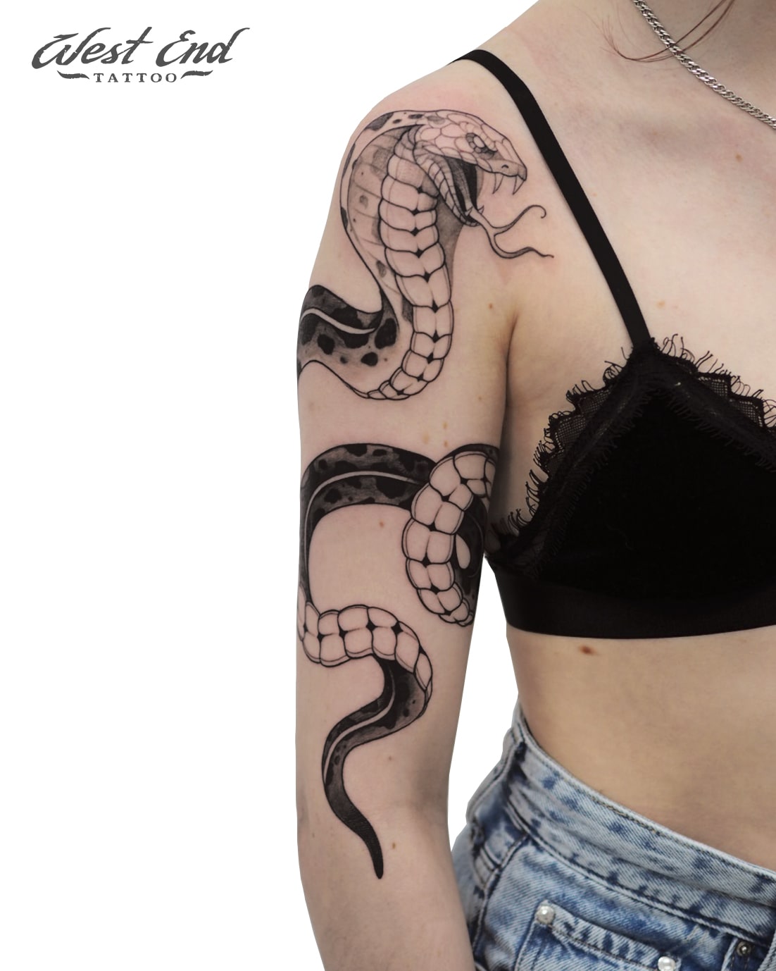 Татуировка змея на плече