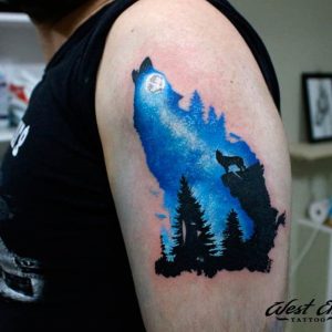 Цветная татуировка волка на плече