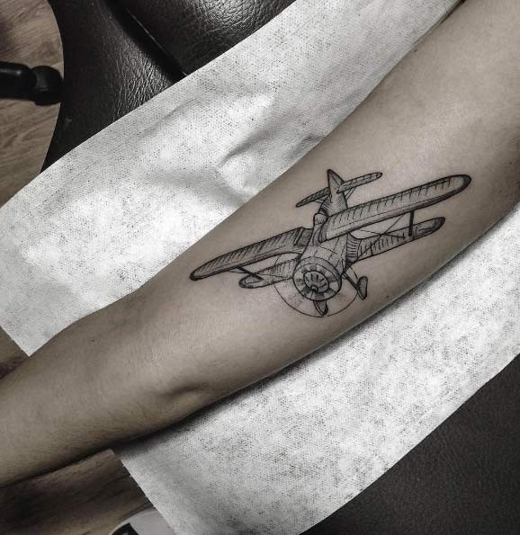Что означает татуировка самолет