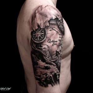 Татуировка с морской тематикой на плече
