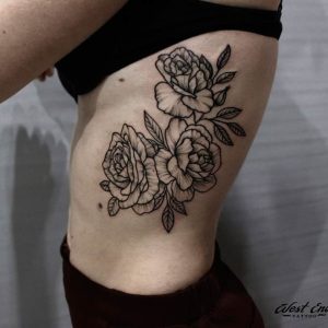 Татуировка цветы на боку