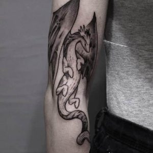 Татуировка дракона на руке