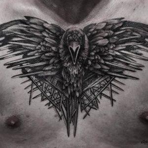Татуировка ворон на груди