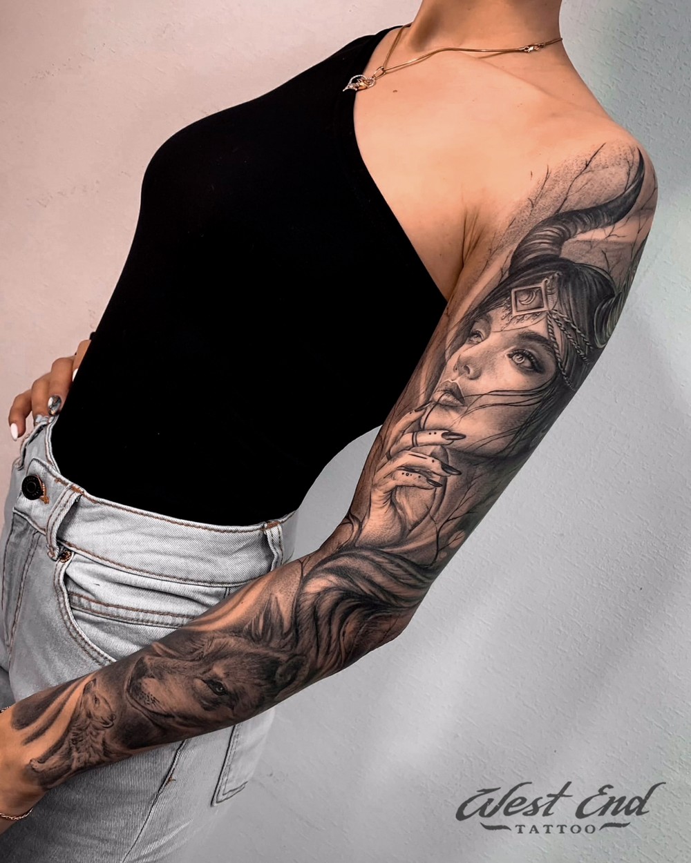 Тату для девушек - более идей для красивой татуиорвки в каталоге Classic Tattoo