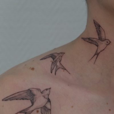 Татуировка ласточка на шее: идеи для красивого украшения тела