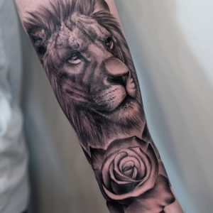Тату лев и роза на руке