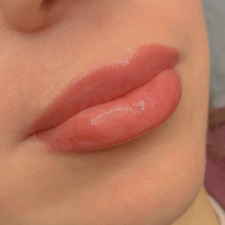 Перманентный макияж губ акварель