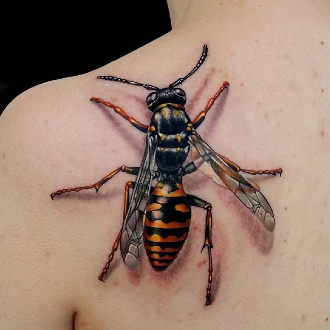 Значение татуировки осы: символика и интерпретация
