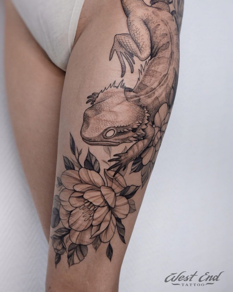 Женские татуировки на бедро