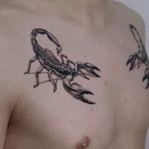 Скорпион тату на груди